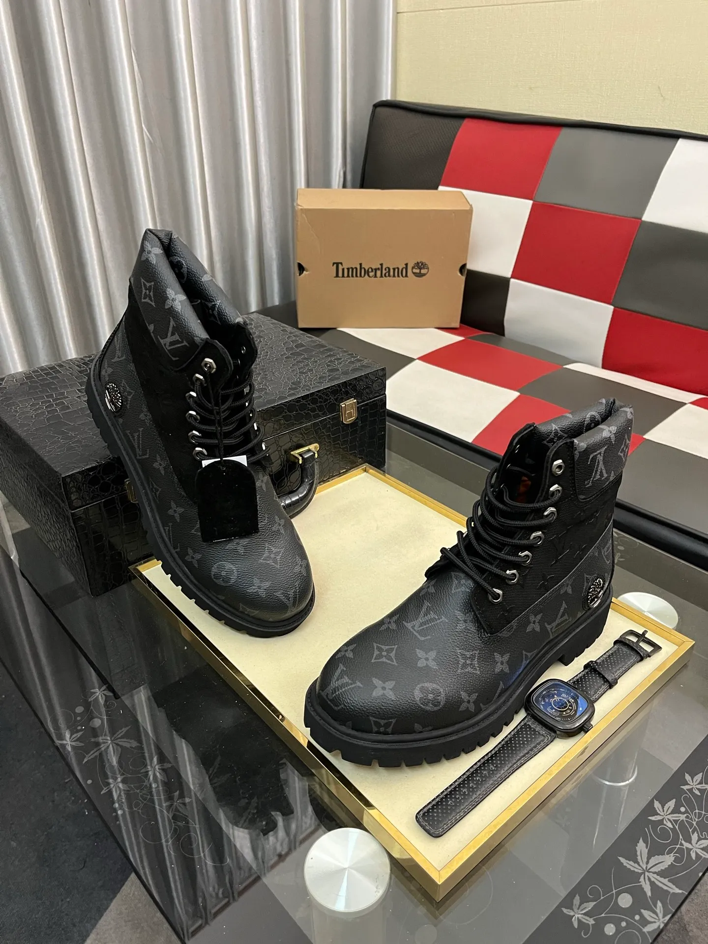 Ex-factory price: 458⌚️⌚️LV x Timberland Timberland joint model Presbyopia Embossed Rhubarb Boots Ankle Boots Short Boots LV x Timberland ankle boots are made of Monogram embossed waterproof nubuck cow leather, relying on the brand's exquisite craftsmanship to carefully reshape the classic Timberland 6-inch boot shape in Italy, with an eye-catching American workwear style. Created by Pharrell Williams 2025 autumn and winter menswear show. Monogram embossed tongue, original Timberland laces and outsole are exquisite details, and the leather label expresses the cooperation logo. Exquisite packaging at the delivery counter🛍📦 ▪️Material: Original customized imported first-layer cowhide ▪️Inner lining: Original customized leather lining/mesh lining ▪️Outsole: Original molded rubber material ▪️Sole thickness: 3.5CM ▪️Size: 38-44